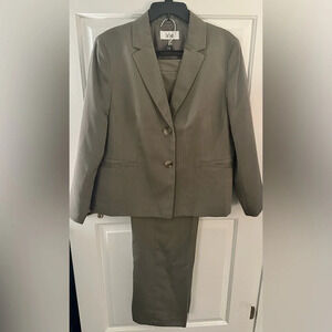 Women’s LeSuit Two Piece Suit Size 18